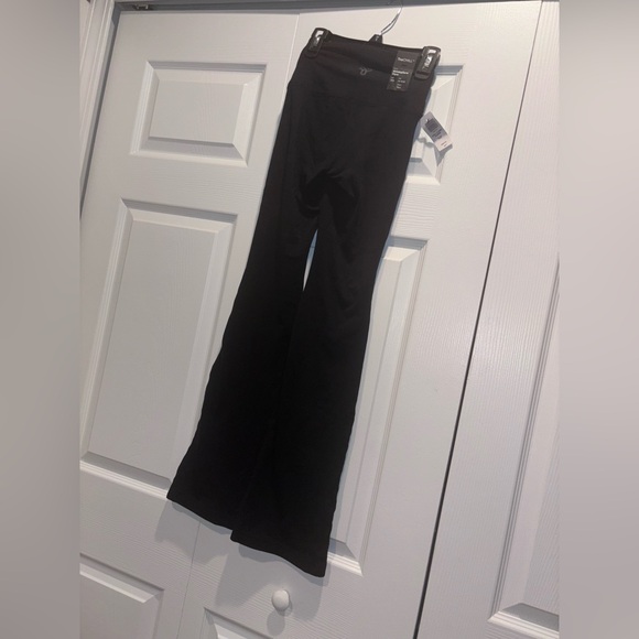 TNA CHILL Flare Leggings - Picture 7 of 11